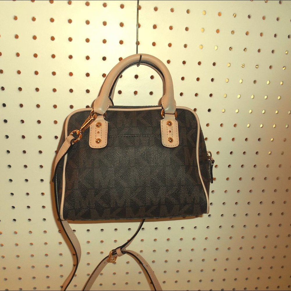 MICHAELS KORS SIGNATURE LEATHER MINI HOBO HANDBAG